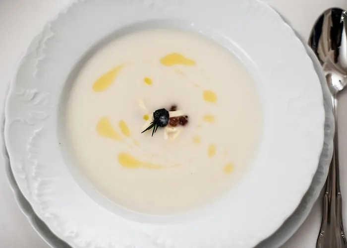 Palac W Orli - Pokoje, Restauracja 4*