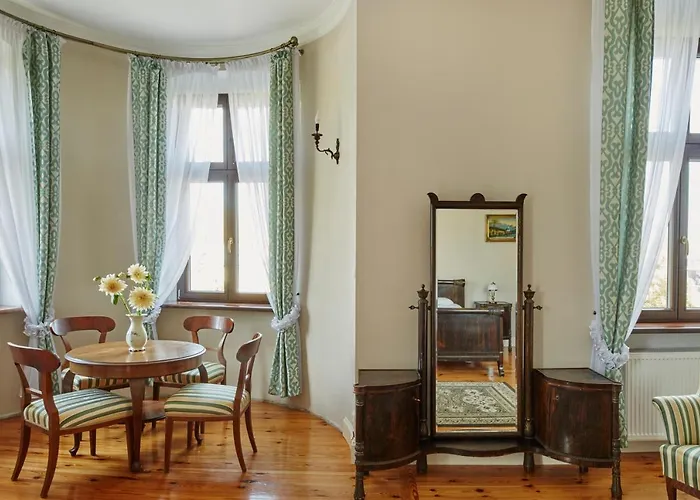 Palac W Orli - Pokoje, Restauracja Bed & Breakfast